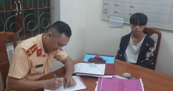 Công an làm việc với đối tượng thả 2 tay lái xe rồi quay clip đưa lên mạng xã hội