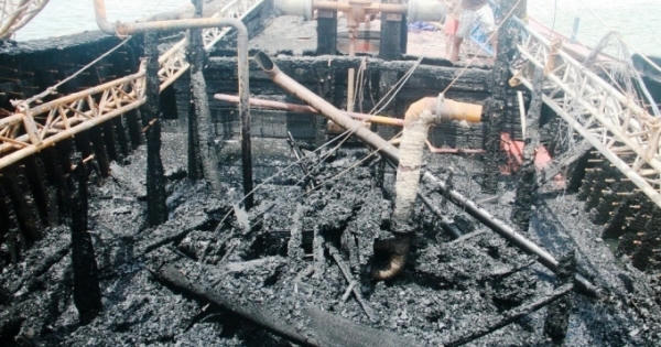 “Bà hỏa” viếng thăm tàu câu mực, 4 tỷ đồng đi tong