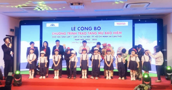 Trao tặng 620 nghìn mũ bảo hiểm cho học sinh 3 thành phố lớn Trao tặng 620 nghìn mũ bảo hiểm cho học sinh 3 thành phố lớn