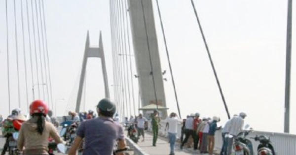 Hải Phòng: Nhảy cầu cao hàng chục mẹt, nam thanh niên thoát chết Hải Phòng: Nhảy cầu cao hàng chục mẹt, nam thanh niên thoát chết