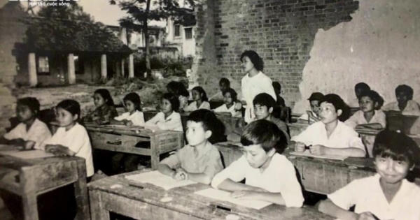 ‘Lớp học sau khi địch rút chạy’ - Bức ảnh chiến tranh vệ quốc tháng 2/1979 lay động lòng người ‘Lớp học sau khi địch rút chạy’ - Bức ảnh chiến tranh vệ quốc tháng 2/1979 lay động lòng người