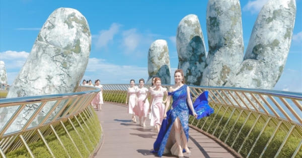 Cuộc thi “Nữ hoàng doanh nhân đất Việt 2022” được diễn ra trên Cầu Vàng