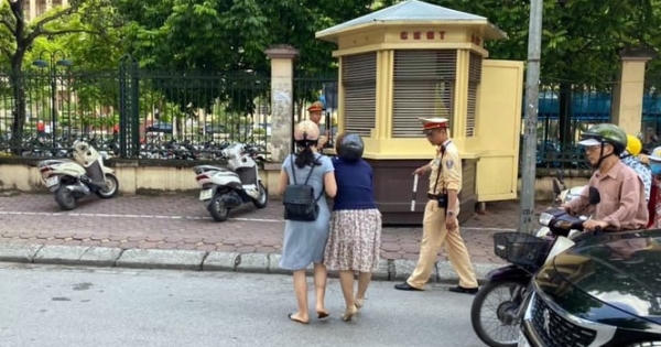 Cán bộ CSGT Hà Nội bị tố 'giật tay lái' xe máy làm ngã 2 phụ nữ?