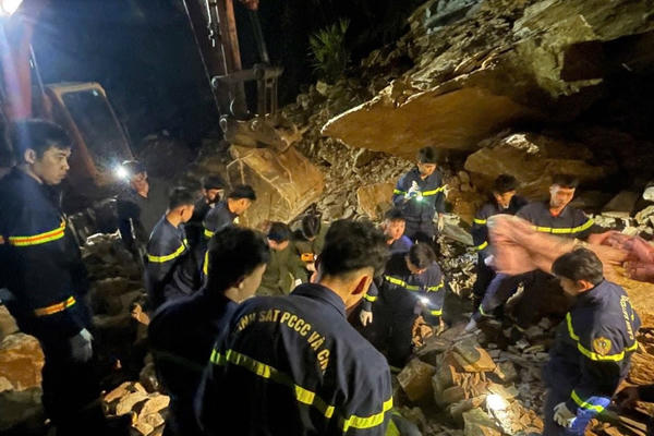 Đã tìm thấy 1 nạn nhân vụ sạt lở trên tuyến Quốc lộ 6 ở Phú Thọ