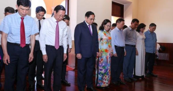 Thủ tướng dâng hương tưởng nhớ Chủ tịch Hồ Chí Minh, kỷ niệm 111 năm Ngày Người ra đi tìm đường cứu nước Thủ tướng dâng hương tưởng nhớ Chủ tịch Hồ Chí Minh, kỷ niệm 111 năm Ngày Người ra đi tìm đường cứu nước