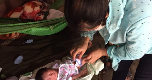 Một bé trai bị bỏ rơi trước cổng trang trại