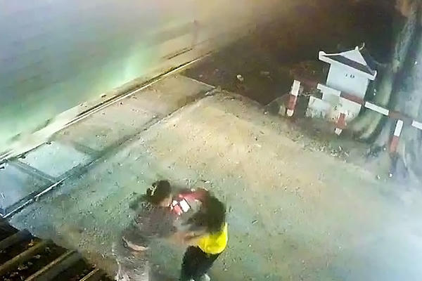 Bắt khẩn cấp người phụ nữ đánh nhân viên gác tàu ở TP HCM