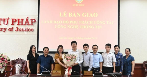 Bộ Tư pháp: Tổ chức lễ bàn giao công tác phụ trách CNTT giữa hai Thứ trưởng