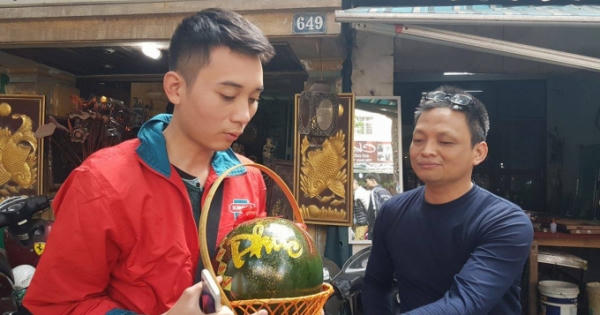 HOT: Những quả dưa hấu khắc hình "dị độc lạ" hút khách mua sắm Tết