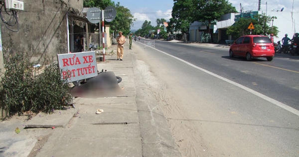 Quảng Ngãi: Đâm vào biển báo bên đường, một người tử vong