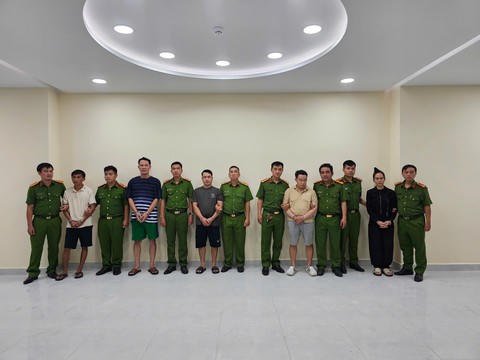 Bắt giữ nhóm sản xuất, phân phối nhớt giả quy mô lớn ở TP Hồ Chí Minh