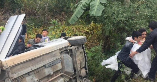 Họ hàng giải cứu cô dâu chú rể ra khỏi chiếc xe hoa bị lật