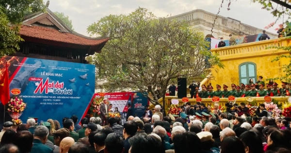 Triển lãm “Từ mặt đất đến bầu trời” ôn lại truyền thống cách mạng của dân tộc