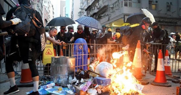 Hong Kong bắt giữ nhiều đối tượng tình nghi ném bom xăng vào đồn cảnh sát