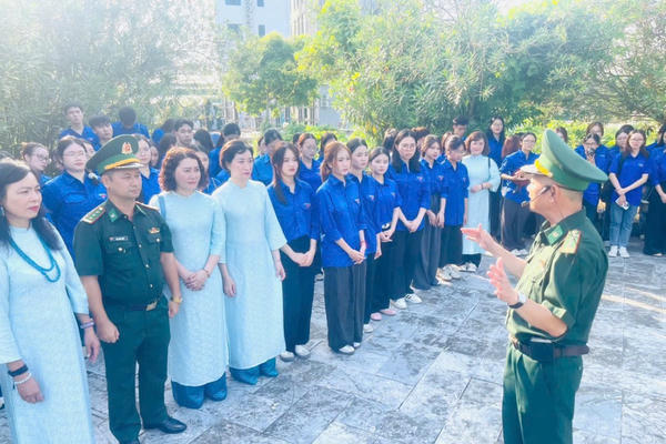 “Tiết học biên cương” ở Quảng Ninh truyền lửa yêu nước nơi cột mốc 1368