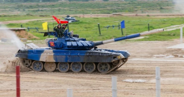 Đội Việt Nam giành huy chương Bạc môn đua xe tăng trong hội thao quốc tế tại Nga Đội Việt Nam giành huy chương Bạc môn đua xe tăng trong hội thao quốc tế tại Nga