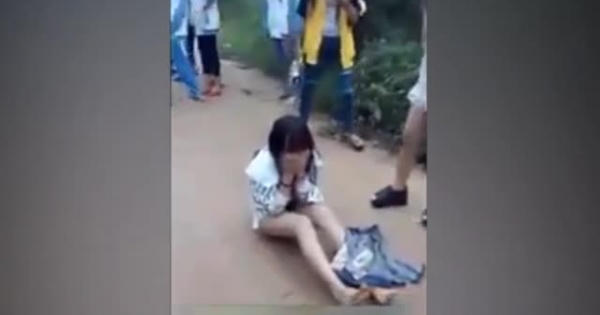 Thiếu nữ bị đánh hội đồng lột sạch quần áo