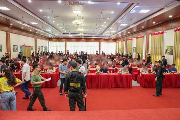 Công an đột kích hội thảo hàng trăm người, đánh sập đường dây tiền số trái phép Công an đột kích hội thảo hàng trăm người, đánh sập đường dây tiền số trái phép