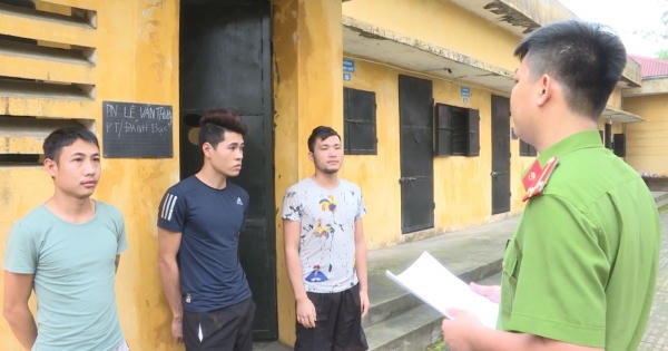 Hưng Yên: Khởi tố 3 đối tượng bắt giữ người để đòi 60 triệu đồng Hưng Yên: Khởi tố 3 đối tượng bắt giữ người để đòi 60 triệu đồng