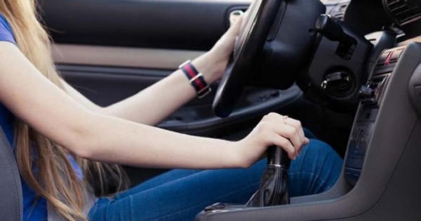Khi ô tô dừng đèn đỏ, nên về số nào để tiết kiệm nhiên liệu?