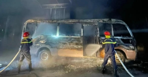 Xe khách 29 chỗ đậu trước nhà bỗng dưng bốc cháy