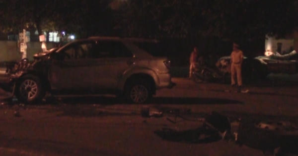 Bình Dương: Hai xe va chạm, người dân phá cửa cứu tài xế trong đêm