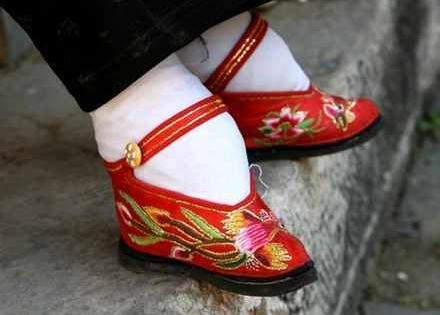 Chiêm ngưỡng giày sen bó chân của các cô gái Trung Hoa xưa