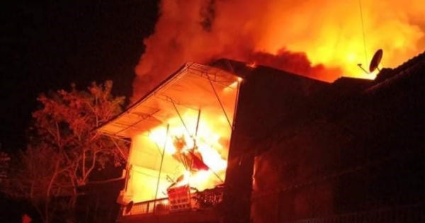 Lửa bao trùm ngôi nhà sàn tiền tỷ khi cả nhà đang ngủ Lửa bao trùm ngôi nhà sàn tiền tỷ khi cả nhà đang ngủ