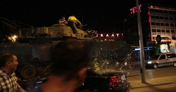 Người dân Thổ Nhĩ Kỳ nhảy lên nóc xe tăng chặn đảo chính