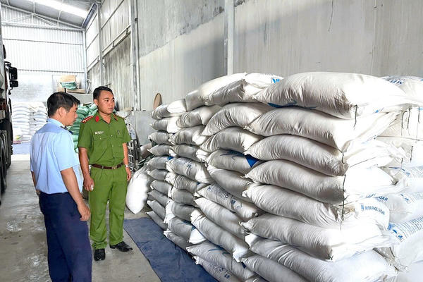 Phát hiện xe đầu kéo chở 5 tấn đường nhập lậu không rõ nguồn gốc