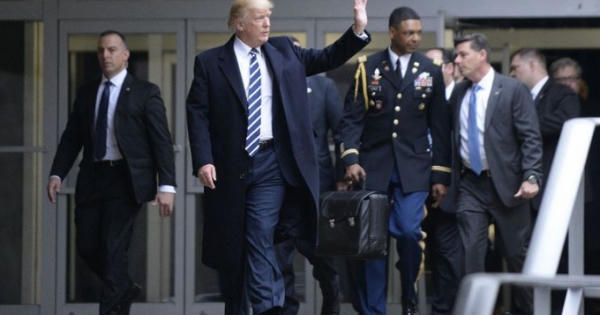 Bí ẩn chiếc vali hạt nhân bên cạnh tổng thống Mỹ