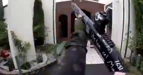 Clip: Nghi phạm vừa livestream, vừa xả súng kinh hoàng ở New Zealand