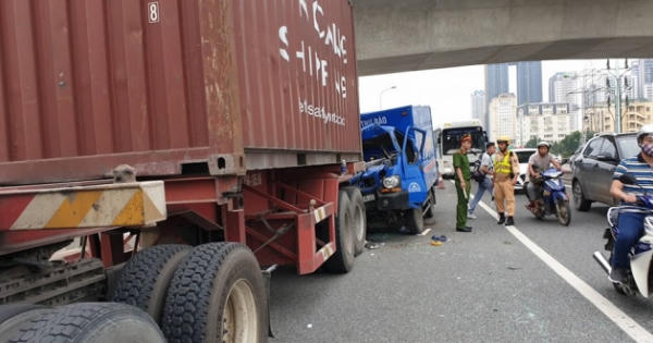 Xe thư báo tông đuôi xe container trên cầu vượt Mai Dịch, phụ xe tử vong