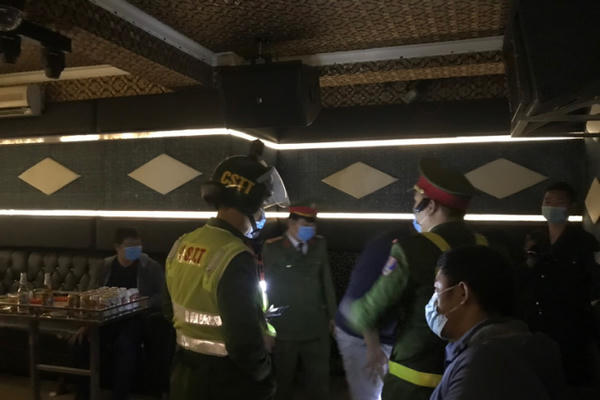 Quảng Ninh: Quán karaoke hoạt động bất chấp lệnh cấm, 6 cặp đôi nam nữ cùng nhân viên bị đưa đi cách ly