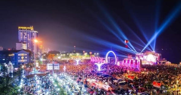 "Biển" người đổ về dự Lễ hội du lịch Cửa Lò năm 2023 "Biển" người đổ về dự Lễ hội du lịch Cửa Lò năm 2023