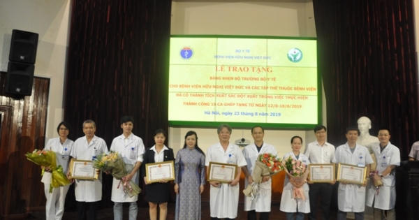 Bộ trưởng Bộ Y tế tặng Bằng khen cho các đơn vị thực hiện thành công 15 ca ghép tạng