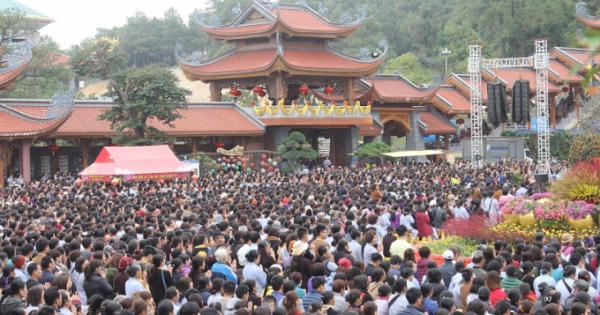 Biển người chiêm bái, cầu an tại ngôi chùa "đẹp nhất Quảng Ninh" Biển người chiêm bái, cầu an tại ngôi chùa "đẹp nhất Quảng Ninh"