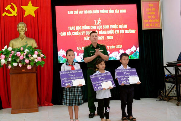 BĐBP Tây Ninh: Trao học bổng trong Dự án “Nâng bước em tới trường”