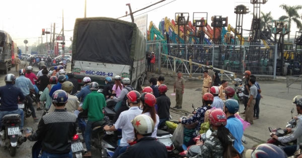 Xe tải bất ngờ lao qua làn xe máy, 1 người chết