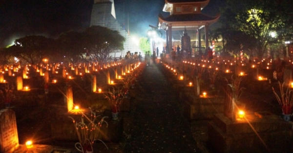 Nghẹn lòng ánh nến tri ân bên những phần mộ chưa biết tên