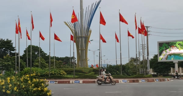 Quảng Ninh: Đường phố rực rỡ cờ hoa chào mừng quốc khánh 2/9