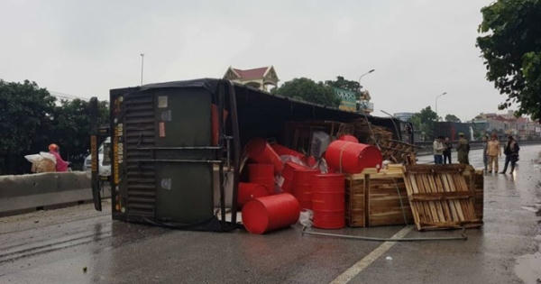 Tài xế buồn ngủ, xe đầu kéo tông nát 20m dải phân cách, lật giữa đường