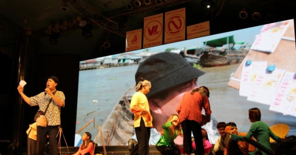 Nhật Cường hóa anh Bảy bán vé số khiến khán giả cười không ngớt