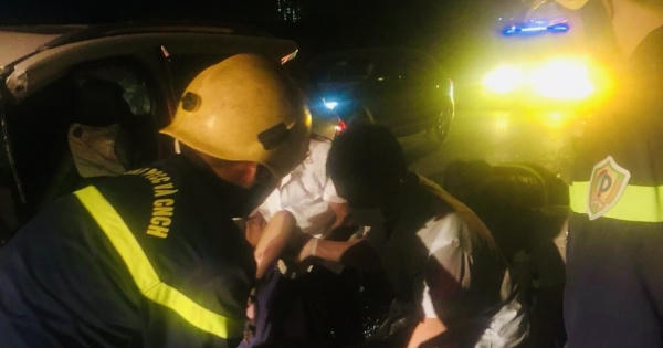 Kịp thời đưa tài xế mắc kẹt trong xe ô tô ra ngoài an toàn