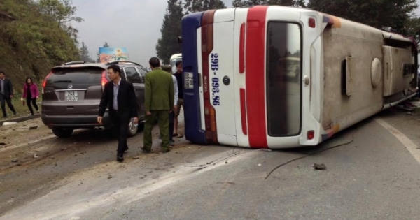 Tai nạn liên hoàn tại Sa Pa (Lào Cai): 43 hành khách trên xe, một nửa bị thương Tai nạn liên hoàn tại Sa Pa (Lào Cai): 43 hành khách trên xe, một nửa bị thương