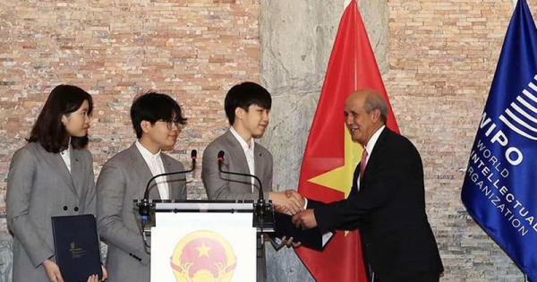 Chuyện về chiếc “mũ cách ly di động” của 3 bạn trẻ Việt Nam được WIPO vinh danh