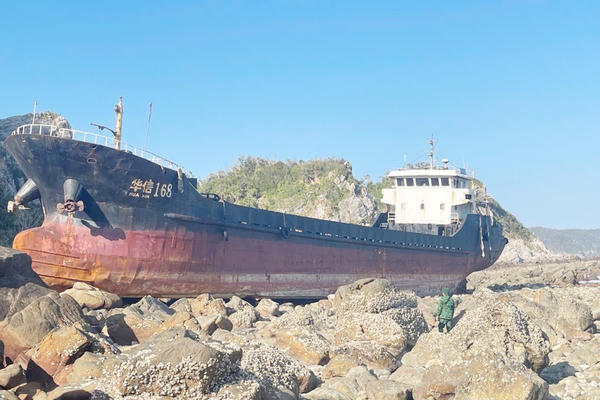 Cứu hộ thành công tàu và 3 thuyền viên Trung Quốc bị mắc cạn trên biển