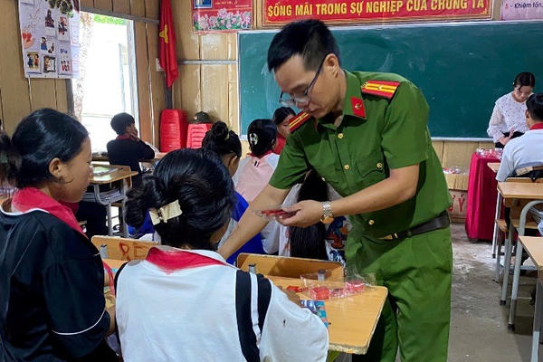 Chuyện thầy giáo Công an “cõng” tiếng Anh lên biên giới