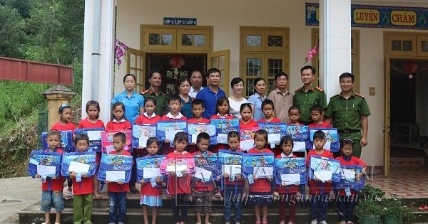 Công an tỉnh Bắc Kạn thăm và tặng quà tấm gương hiếu học tiêu biểu trước thềm năm học mới Công an tỉnh Bắc Kạn thăm và tặng quà tấm gương hiếu học tiêu biểu trước thềm năm học mới