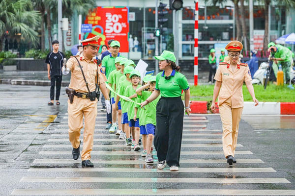 CSGT tuyên truyền kỹ năng tham gia giao thông an toàn cho học sinh trong kỳ nghỉ hè 2025